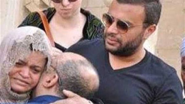 ليه كده ياكريم؟.. انهيار رامي صبري ووالدته في تشييع جثمان شقيقه