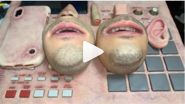 جراب موبايل وشاحن.. فنان يصنع أشياء غريبة من الجلد البشري | شاهد