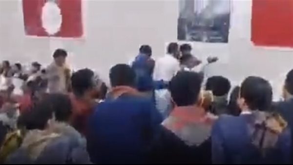 خطفت العريس بسبب الأغاني.. ميليشيا الحوثي تقتحم حفل زفاف وتطلق النار على المعازيم| شاهد 