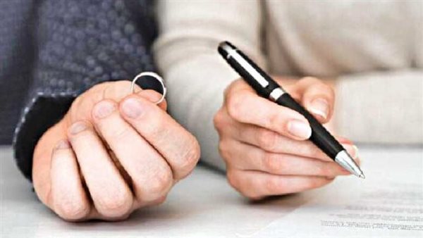 خطف أبنائها وحجزها في مصحة.. زوج يعتدي على زوجته بمساعدة 5 رجال بعد خلعه 