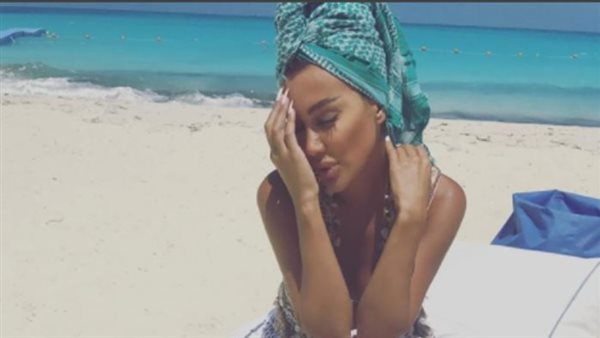 بتاكل جمبري حي.. مايا دياب تثير الجدل بعطلتها الصيفية | شاهد 