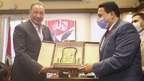 بالصور..كلية التجارة ببني سويف تكرم الكابتن محمود الخطيب رئيس النادي الأهلي لدوره الرياضي