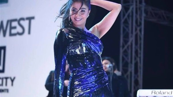 ترقص وتتمايل.. إطلاله مثيرة لـ روبى بالملابس البيضاء فى الساحل الشمالى| شاهد