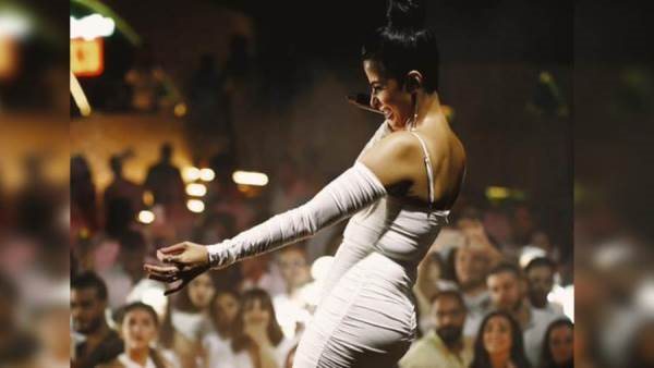 روبي تمزح مع جمهور حفلها في الساحل الشمالي.. عاوزين رقص كتير| شاهد 