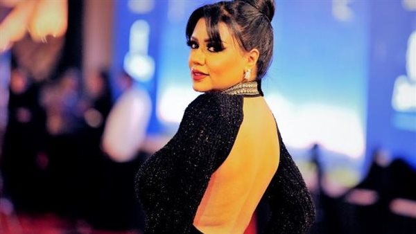 صدرها باين..إطلالة صيفية جريئة لرانيا يوسف ومتابعون: «اتقي الله إحنا في أيام مفترجة»| شاهد 