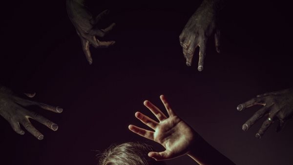  فضحته فضربها بـالجزمة على دماغها.. فتاة تتعرض للتحرش من سائق توكتوك 