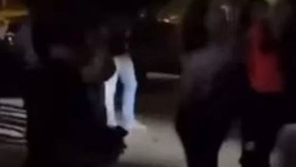 ركلات وشد الشعر.. مشاجرة عنيفة بين مجموعة من الفتيات تثير الغضب|فيديو