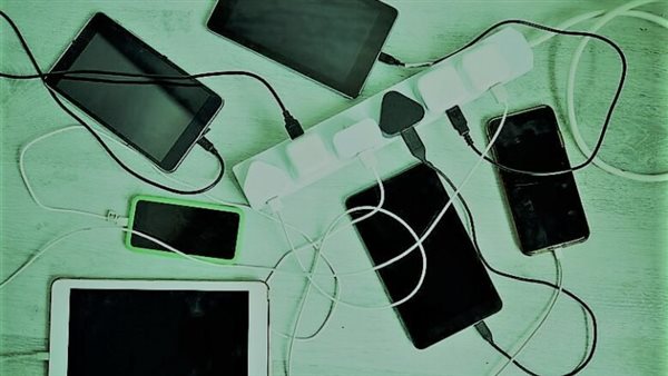 لن تصدق..العلماء يبتكرون جهاز جديد يشحن الهاتف من عرقك أثناء النوم