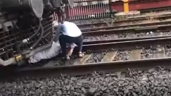 إنقاذ عجوز من الموت دهسا تحت عجلات قطار.. سحبوه من تحته بأعجوبة | شاهد 