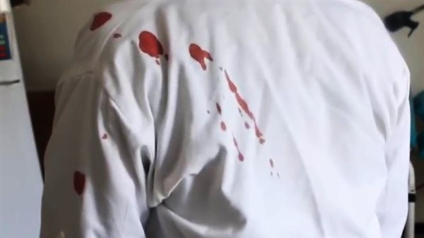 عدة طعنات.. أول فيديو للحظة اعتداء والد مريض على طبيب شهير | شاهد