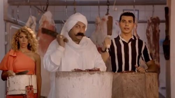 انتوا كده كلكوا..اعرف قصة السيارة التي ظهرت مع محمد أنور في الكليب| شاهد 