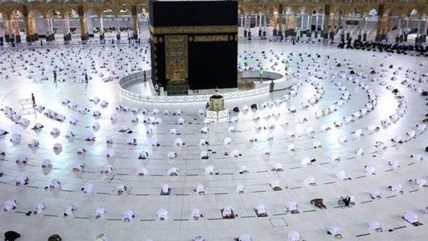 مشهد مهيب.. أداء صلاة المغرب من أمام الكعبة المشرفة | شاهد