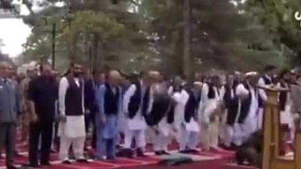 لحظة سقوط قذائف أثناء صلاة العيد.. ورد فعل غير متوقع من الرئيس الأفغاني | شاهد 