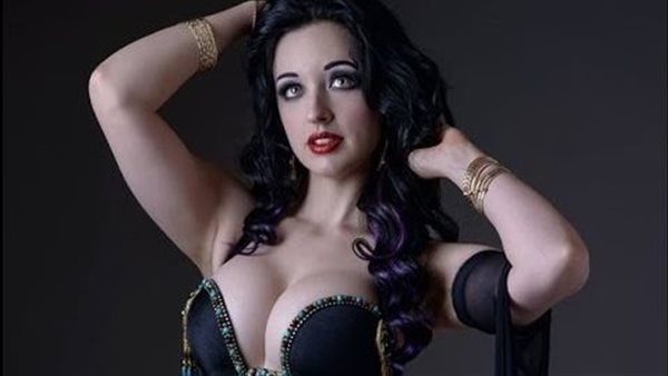 بملابس مكشوفة.. راقصة تثير الجدل من أمام مسجد محمد على وهجوم من متابعيها