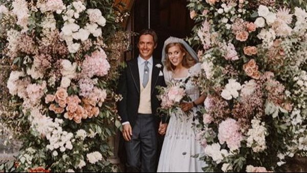 حاجة غريبة.. عروس تستبدل باقة الزهور بـ أخري تثير جدل ضيوف حفل الزفاف