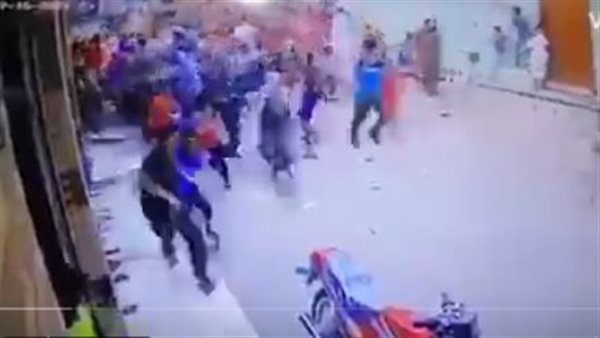 مش عارفين يمسكوه.. مواطنون يفرون من جمل يجري أثناء الذبح بطريقة كوميدية