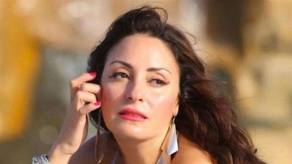 ظهرت شبه عارية.. القصة الكاملة للهجوم على نيرمين الفقي | شاهد