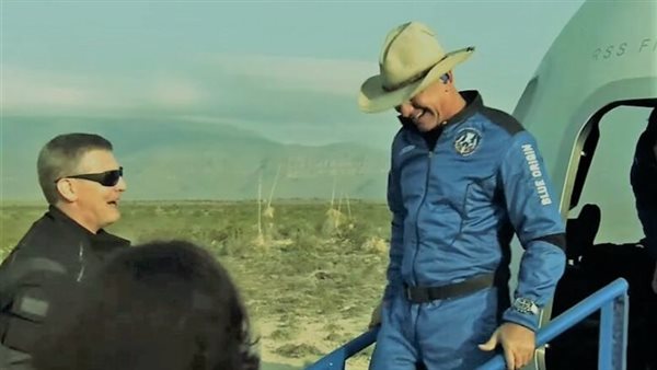 لقطات مبهرة للأرض.. ملياردير يقضي 10 دقائق بالفضاء | فيديو