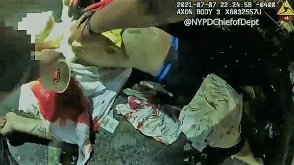  شرطي ينقذ حياة شاب تعرض للطعن.. استخدم كيس شيبسي بطعم الجبنة|شاهد 