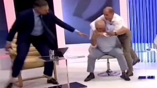 ضربات قوية.. عراك عنيف بين مسؤولين على الهواء مباشرة يؤدي إلى الإغماء