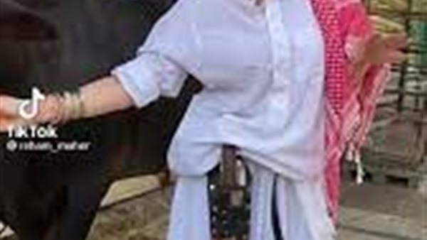 العجل قفش عليا.. بالمكياج والعباية الرجالي فتاة تثير الجدل أثناء ذبح الأضحية| شاهد 