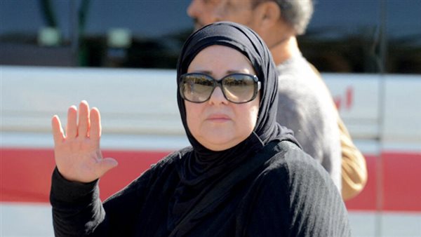 بناتها فى حالة نفسية صعبة وقلق الأطباء بسبب بطء الاستجابة.. تطورات الحالة الصحية لدلال عبد العزيز