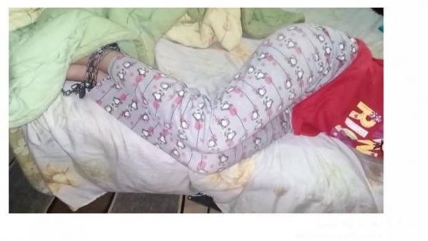 الأم تنهار من البكاء مشوفتهاش من 20 سنة.. فيديو متداول لفتاة مقيدة في سرير بالجنزير| شاهد 