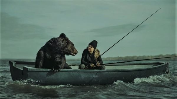 أنقذت حياته.. لقطات غريبة لصداقة غير عادية تجمع بين سيدة ودب ضخم | شاهد 