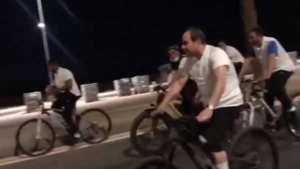 بتذاكري وتاكلي كويس ولا لأ.. السيسي يداعب طفلة خلال حديثه مع والدها| شاهد 