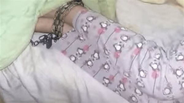 لن تصدق السبب..القصة الكاملة لفيديو الفتاة المقيدة بالسلاسل
