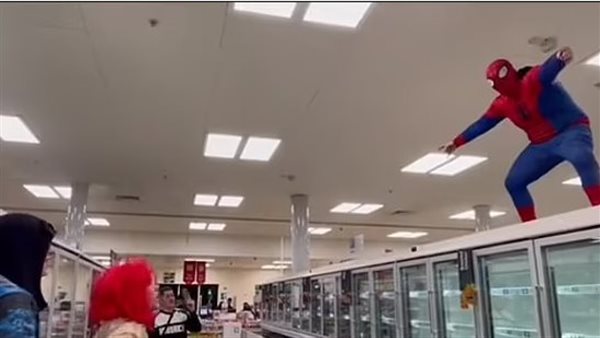 لقطات صادمة ومشهد مرعب.. سبايدرمان بلطجي يعتدي على المتسوقين داخل مول| شاهد 