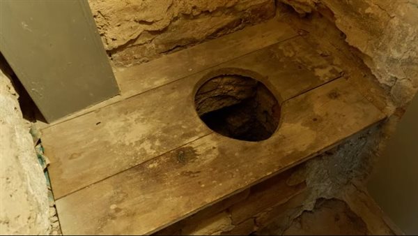 وظيفة تعود إلى العصور الوسطى.. قصة رجل يكسب قوته من الفضلات البشرية | شاهد 