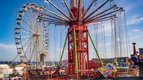 أطاحت بالأطفال في الهواء.. انهيار السلسلة الدوارة في مدينة ملاهي|شاهد 