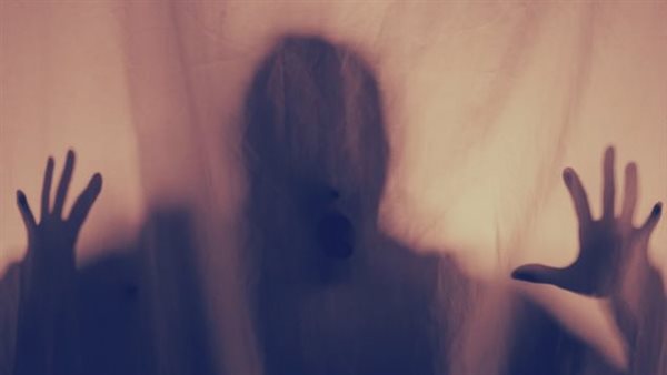 منذ أكثر من شهر.. زوجان ينامان في البلكونة بسبب شبح يطارد منزلهما