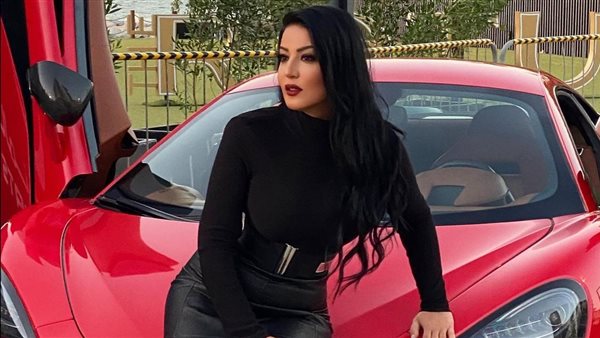 بالروب الأبيض على السرير..سمية الخشاب تثير الجدل بهذه الصور | شاهد