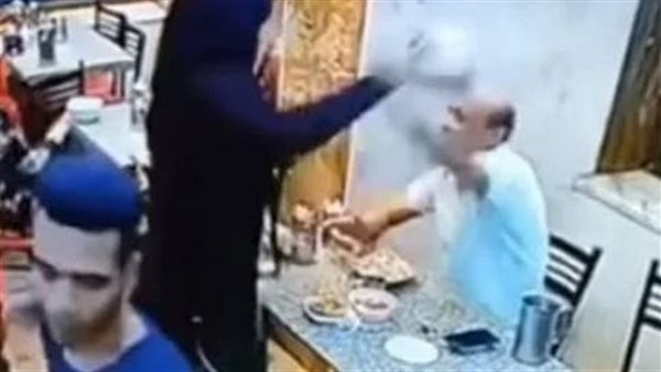 الجو ملبش اليومين دول..لقطات صادمة لزوجة تعتدي على زوجها بـ طبق كشري |فيديو