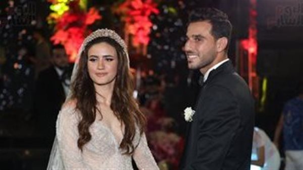 خلي ليلتك تعدي.. موقف غير متوقع من زوجة حمدي فتحي أثناء رقصها معه| شاهد 