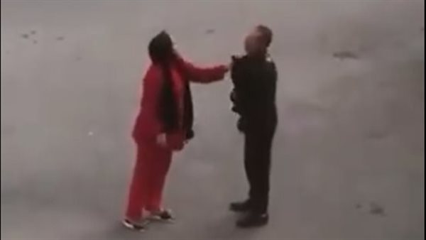 قالها عايز اتجوز عليكي.. حكاية فيديو متداول لسيدة تضرب زوجها في الشارع| شاهد 