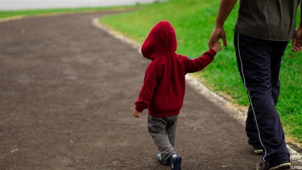 أب يعثر على نجله بعد ربع قرن من اختطافه.. قطع 300 ألف ميل بحثا عنه| شاهد 