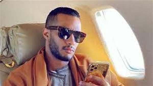 مبقتش أثق في أى جزمة.. محمد رمضان يصدم الجمهور ويخلع حذاءه خلال تكريمه