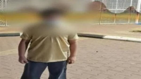 ضربة في الرأس.. مختل يقتحم ملعب كرة قدم ويطعن طفلا بسكين