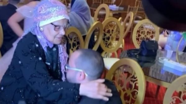  كل المعازيم عيطوا.. عريس يترك عروسته ويقبل قدم أمه في حفل زفافه