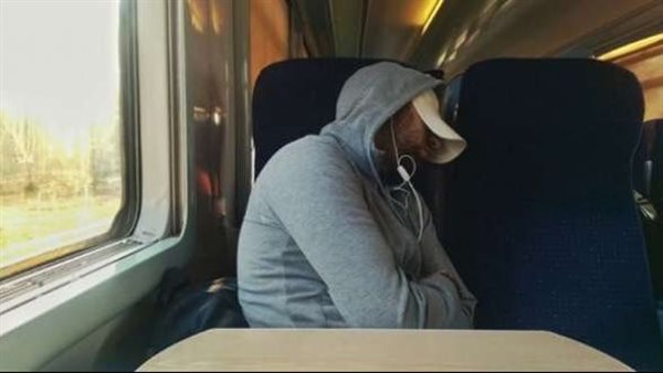 «راحت عليه نومه».. شاب ينام في المواصلات ليستيقظ في دولة أخرى| شاهد