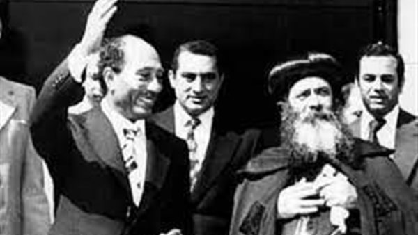 السادات حدد إقامته ومبارك أفرج عنه.. حكايات البابا شنودة مع رؤساء مصر| شاهد 