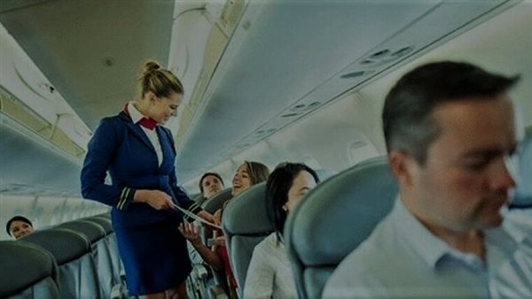 لصقوه بشريط في مقعده.. ركاب طائرة يلقنون شابًا تحرش بمضيفة درسًا لن ينساه | فيديو