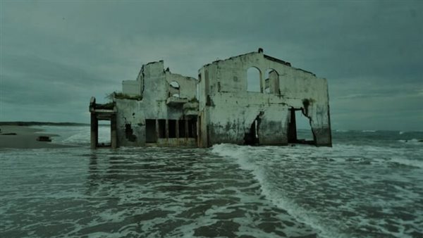 رجل طويل يسكنه ليلا.. مبنى مهجور يظهر في ظروف غامضة على أحد الشواطئ | فيديو