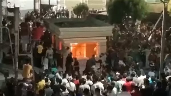 أطلق النار على شقيقين.. لحظة إشعال أهالي ضحية شبين القناطر النار في كشك أمين الشرطة |شاهد 