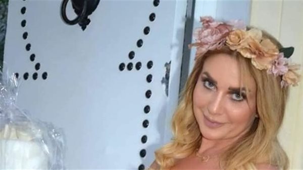 ببوكيه ورد وخاتم.. فتاة تتقدم لخطبة شاب من عائلته|شاهد