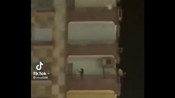 الجيران معزموهاش.. وصلة رقص مثيرة لفتاة خلال مرور زفة تحت منزلها تثير الجدل| شاهد 