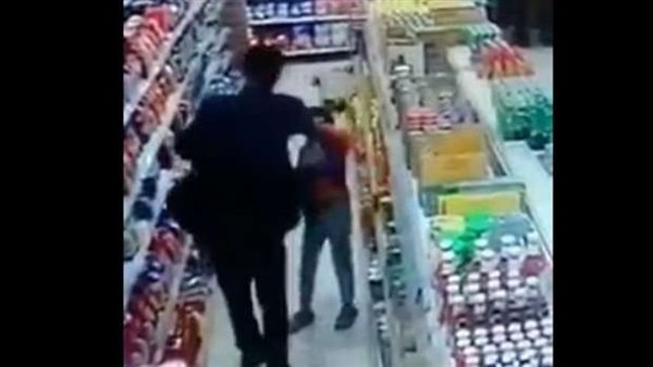 ضرب ابن السايس بالقلم.. مشهد صادم لاعتداء رجل على طفل في سوبر ماركت | شاهد 